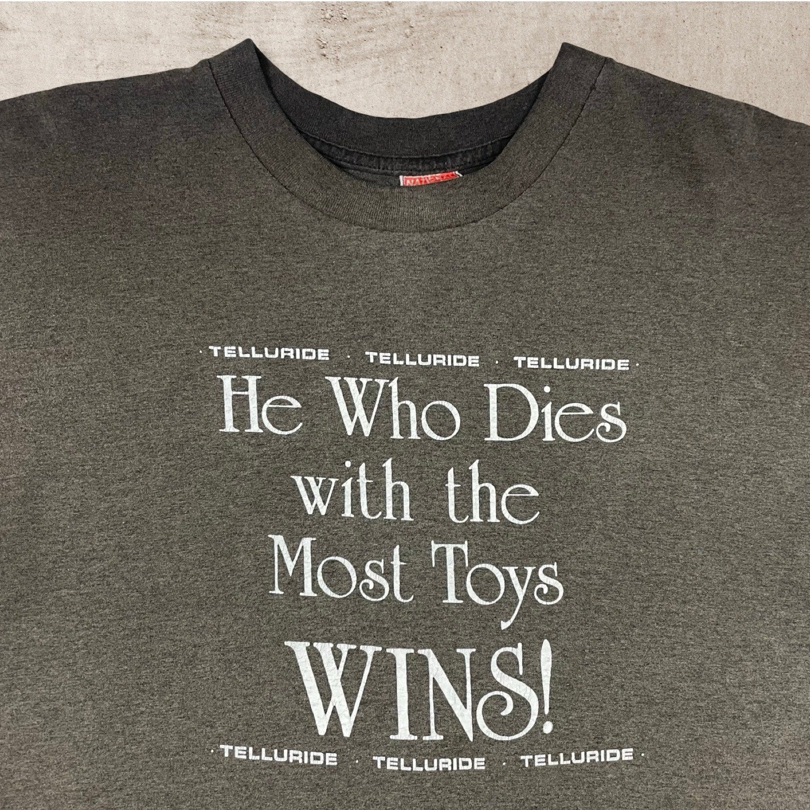 80s VTG HE WHO DIES STATEMENT HUMOR PHRASE TELLURIDE COLORADO FADED T-SHIRT (XL)