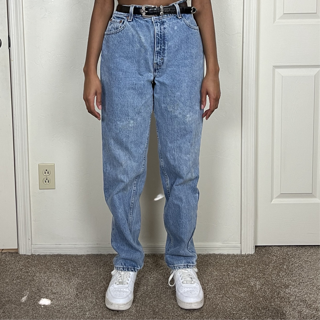 90s VINTAGE WOMEN'S LEVI'S 550 BAGGY LIGHT WASH BLUE JEANS (10-Reg)