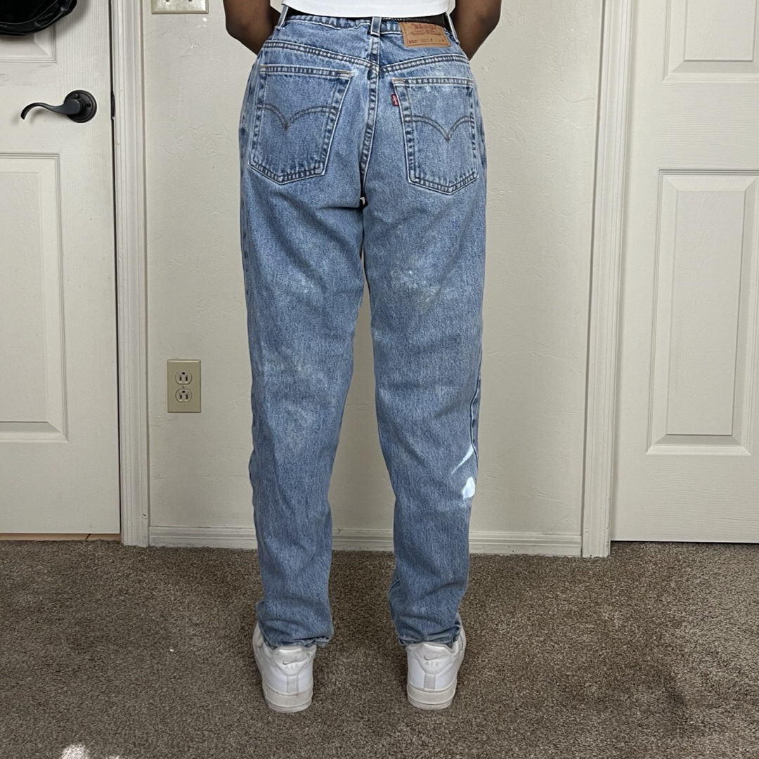 90s VINTAGE WOMEN'S LEVI'S 550 BAGGY LIGHT WASH BLUE JEANS (10-Reg)